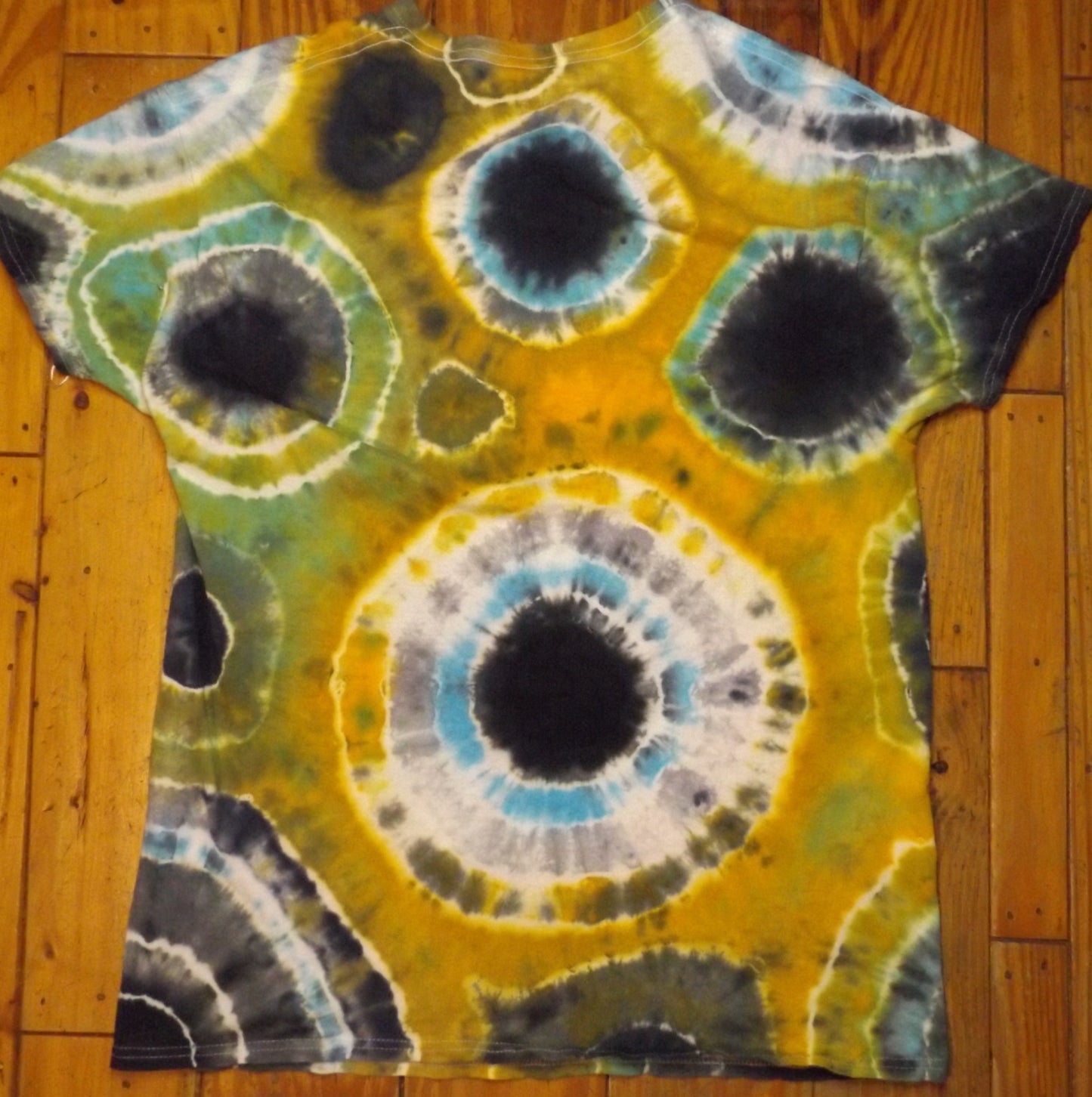 Geode Tie-dye Large Crew Neck T-shirt Blue and Gold